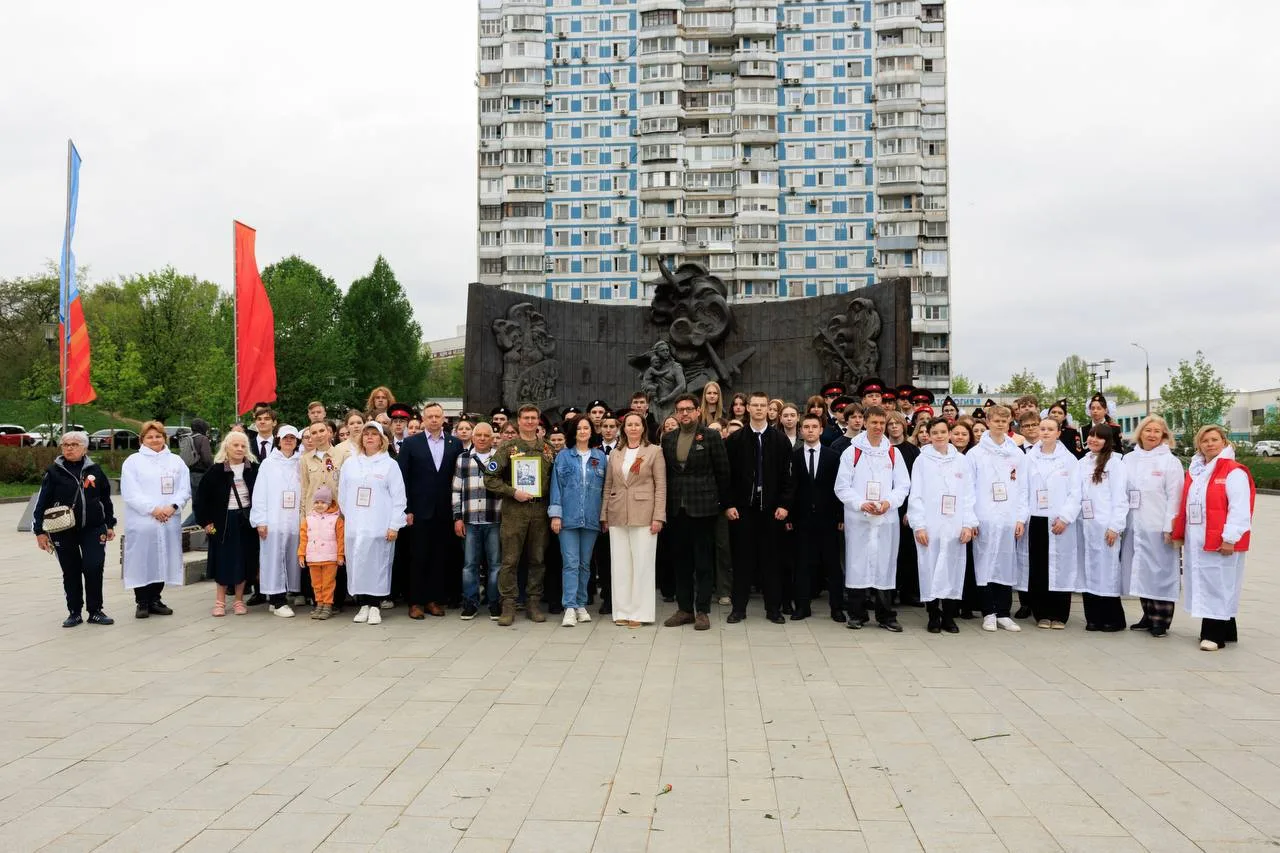 Городская акция «Цветы Победы»: студенты КЭСИ почтили память защитников Москвы