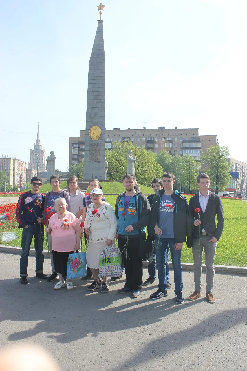 Возложение цветов к обелиску «Москва - город-герой»