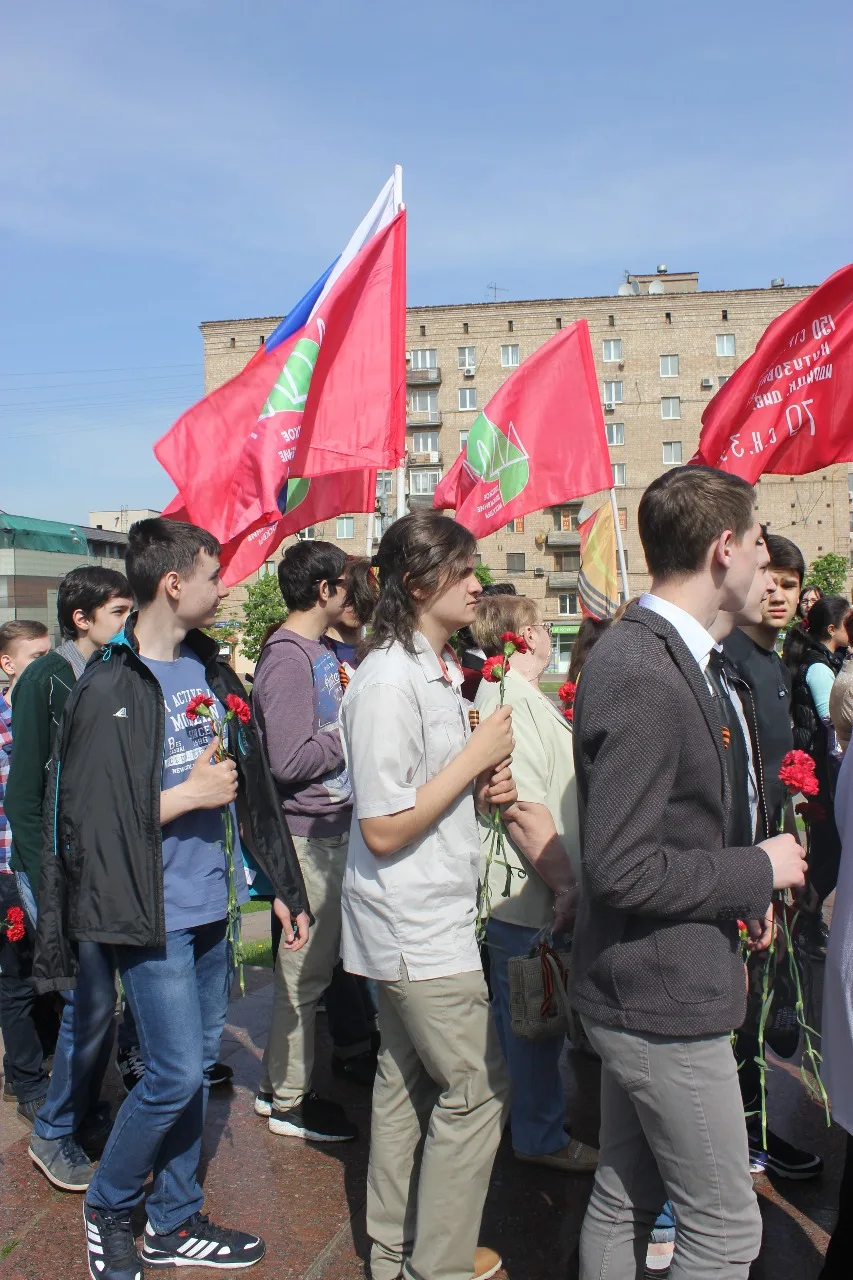 Возложение цветов к обелиску «Москва - город-герой»