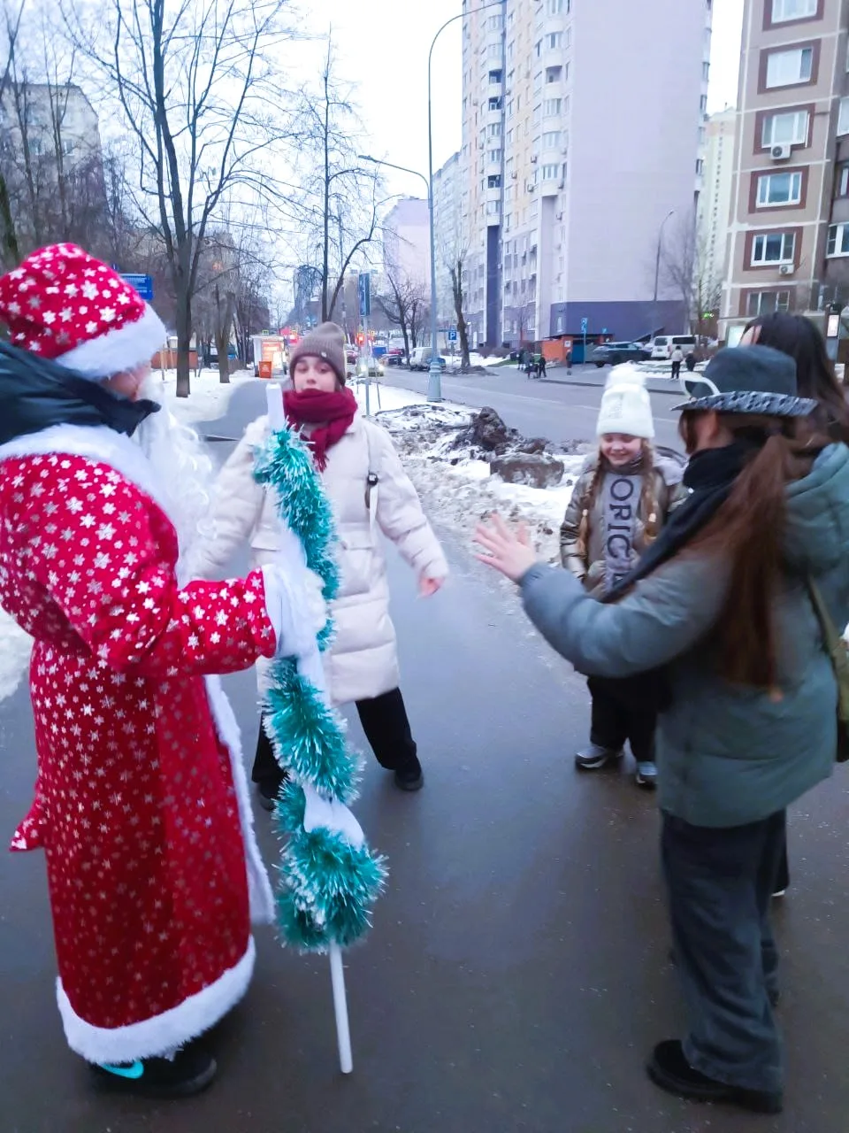 Студенты КЭСИ поздравили жителей района Очаково-Матвеевское с новогодними праздниками