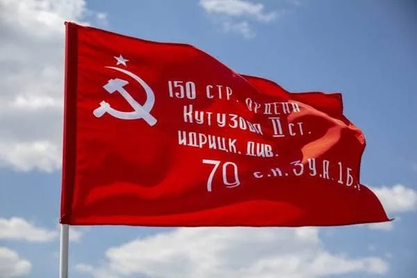 Студенты отметили День воинской славы России акцией со Знаменем Победы