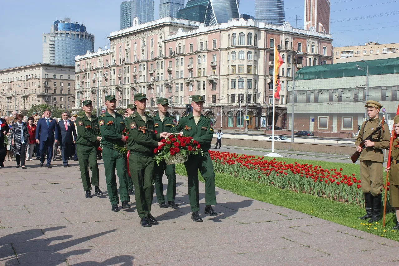 Возложение цветов к обелиску «Москва - город-герой»