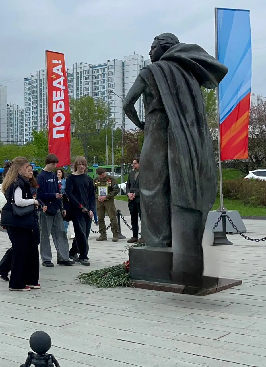 Городская акция «Цветы Победы»: студенты КЭСИ почтили память защитников Москвы