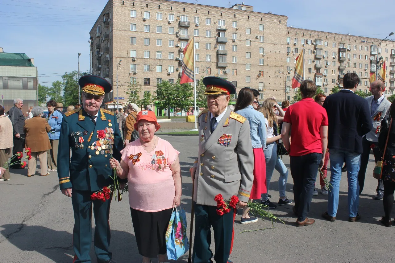 Возложение цветов к обелиску «Москва - город-герой»